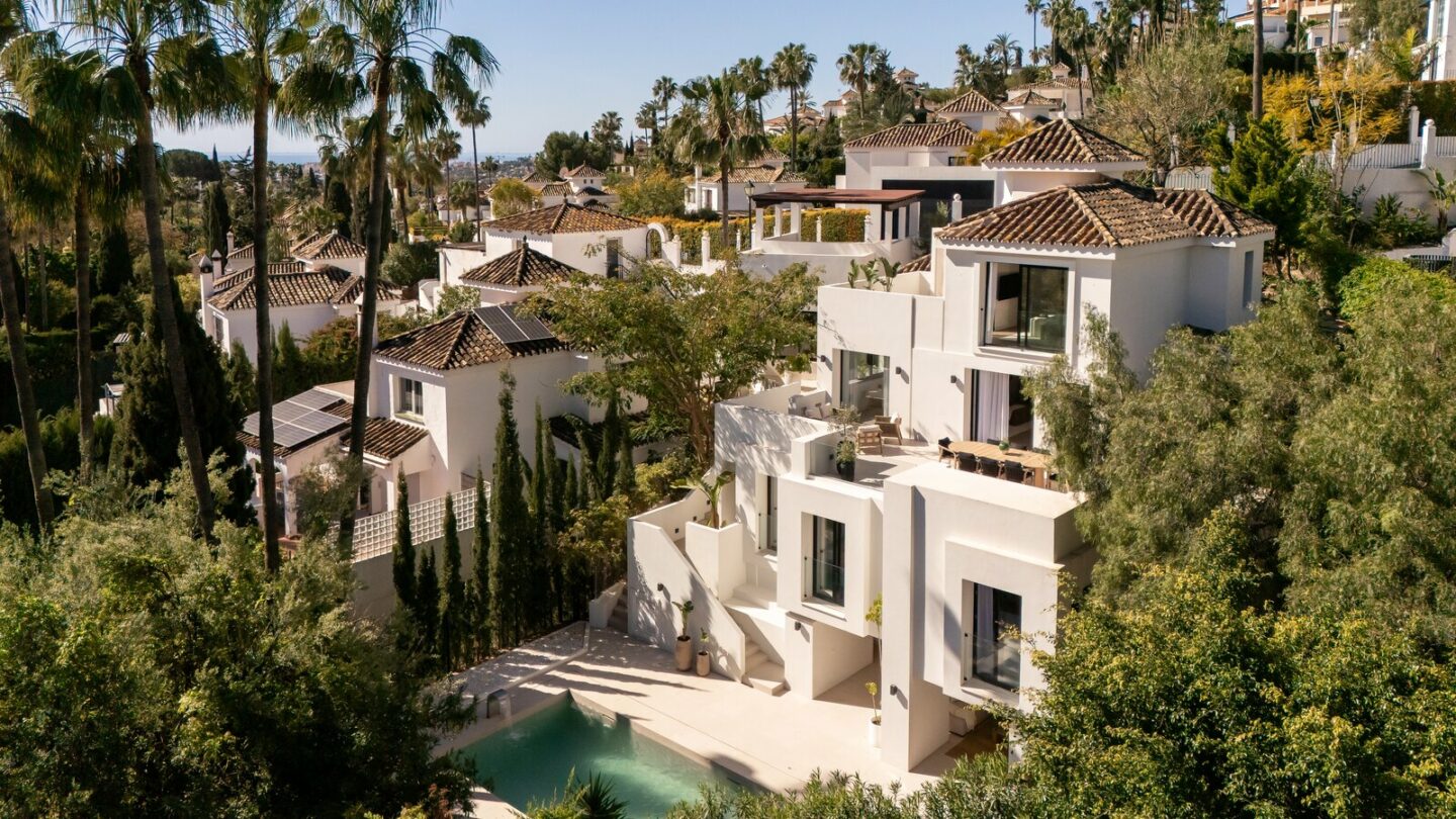 FOR SALE 🏡 New Andalusian-Style Villa with Guest Studio, Pool and Valley Views – La Cerquilla, Nueva Andalucía, Marbella 🇪🇸