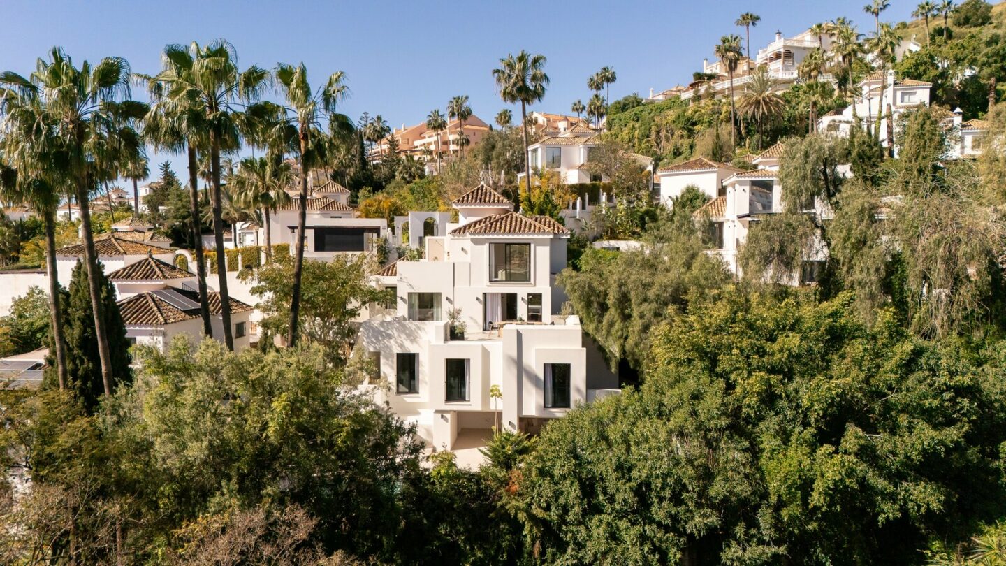 FOR SALE 🏡 New Andalusian-Style Villa with Guest Studio, Pool and Valley Views – La Cerquilla, Nueva Andalucía, Marbella 🇪🇸