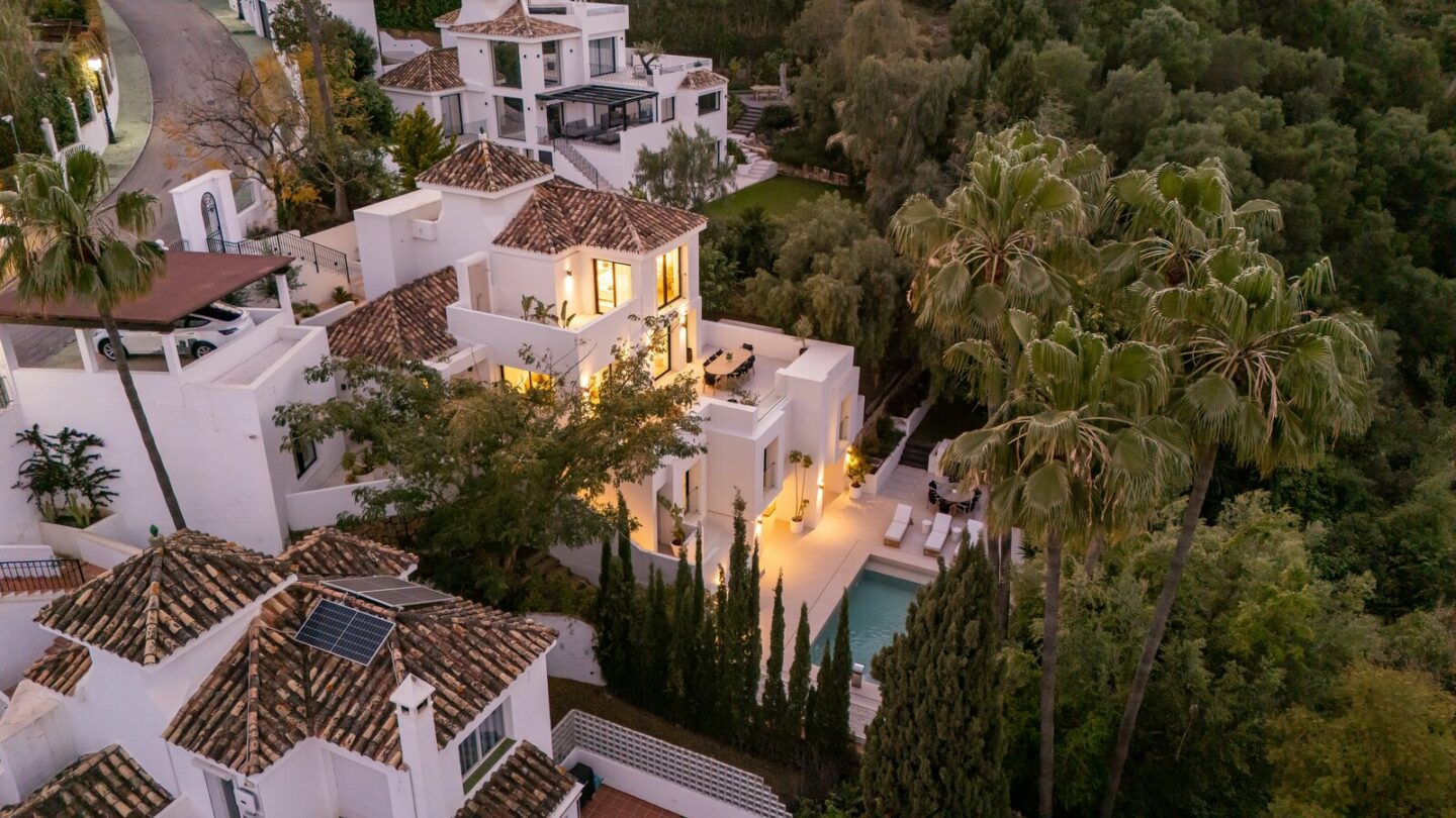 FOR SALE 🏡 New Andalusian-Style Villa with Guest Studio, Pool and Valley Views – La Cerquilla, Nueva Andalucía, Marbella 🇪🇸