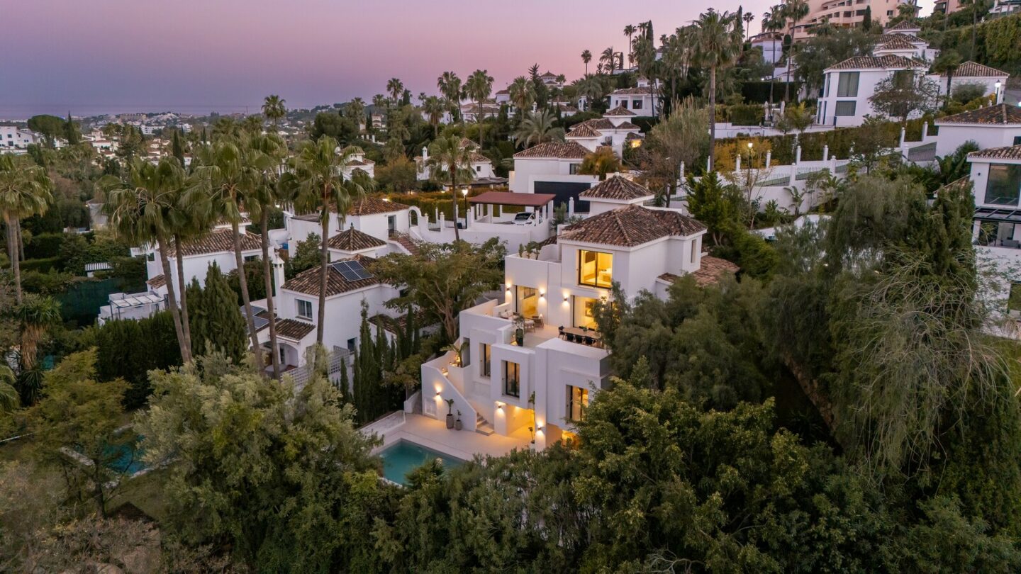FOR SALE 🏡 New Andalusian-Style Villa with Guest Studio, Pool and Valley Views – La Cerquilla, Nueva Andalucía, Marbella 🇪🇸