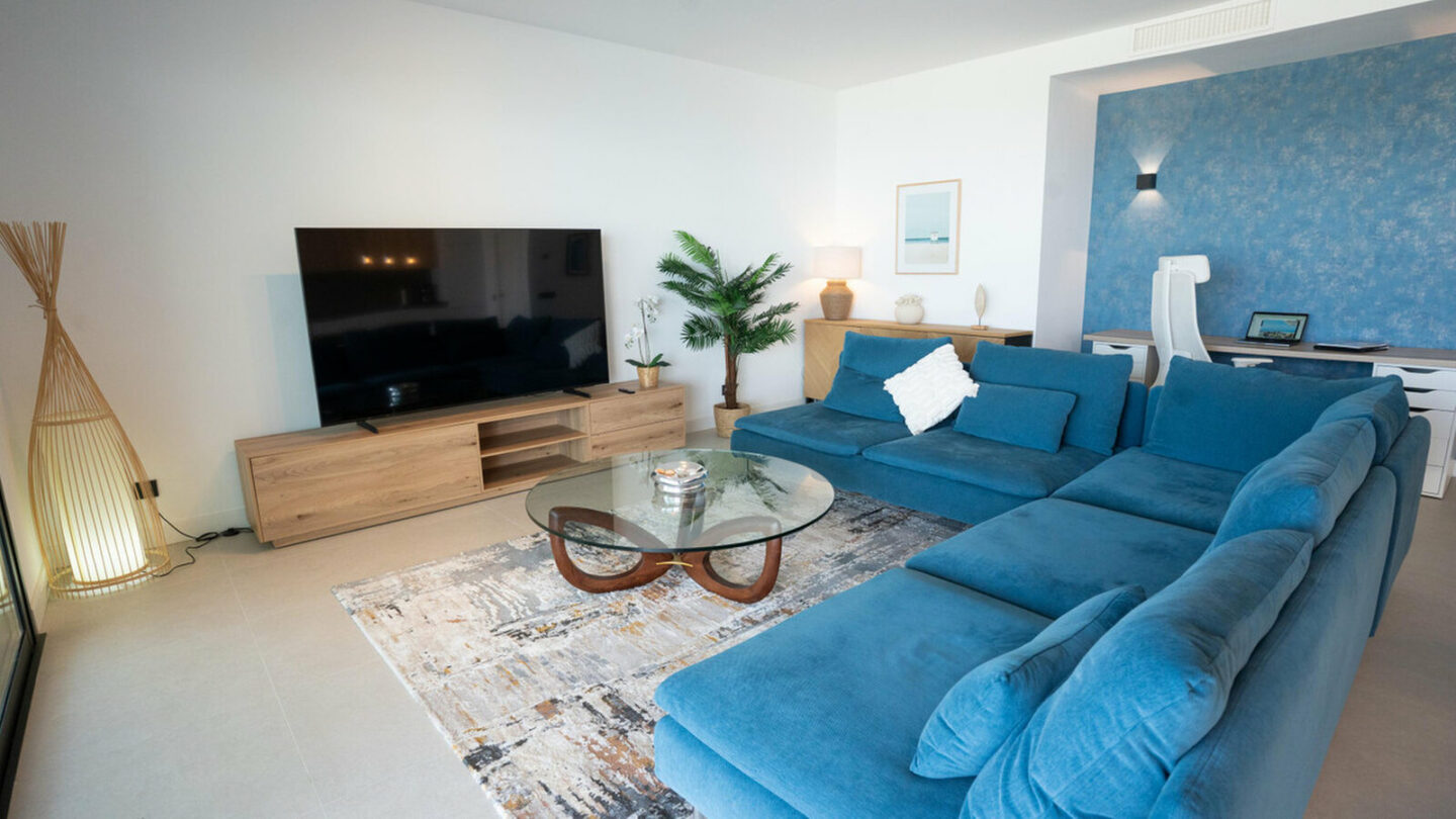 FOR SALE 🏡 Brand-New Furnished Three-Bedroom Apartment with Sea-View Terrace – Altos de los Monteros, Marbella East 🇪🇸