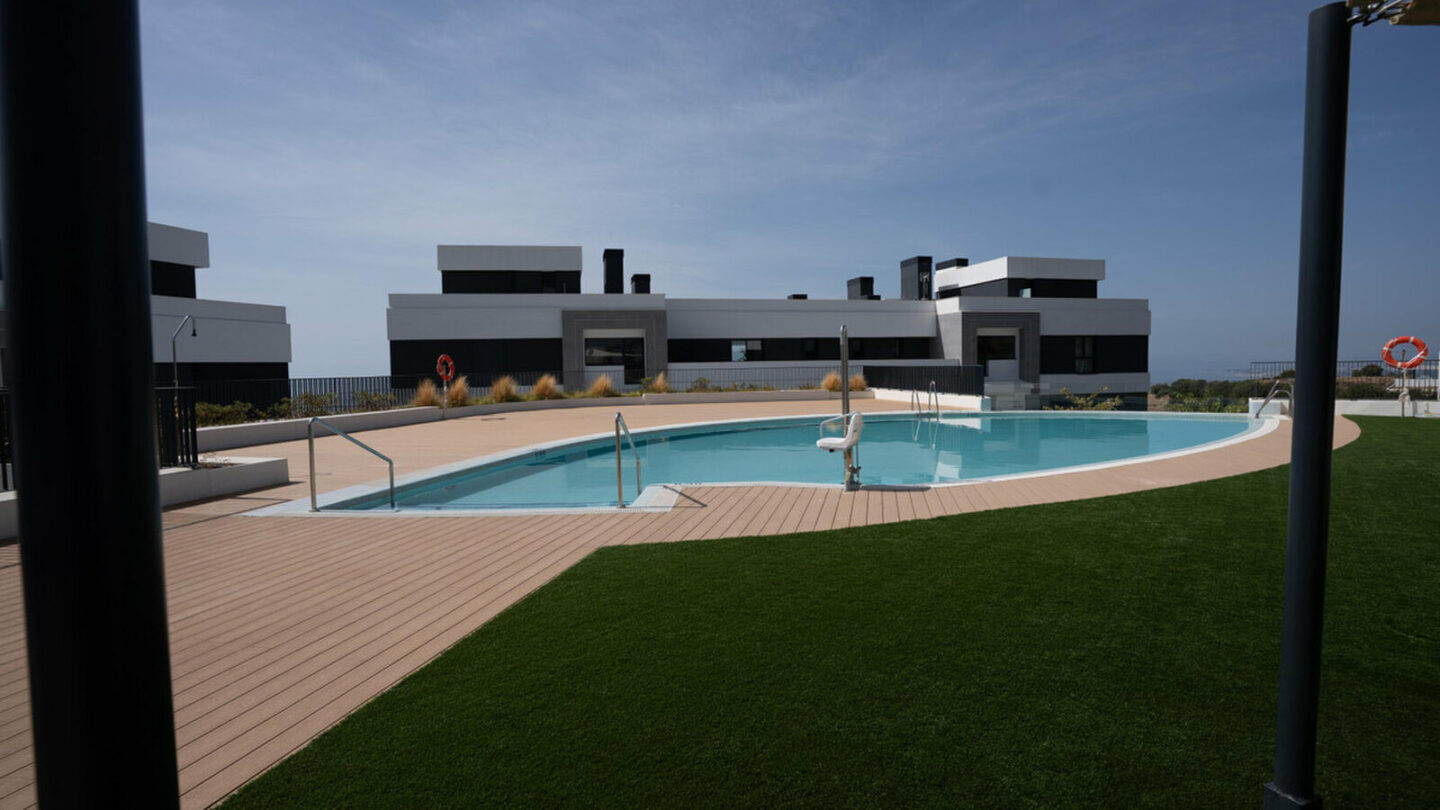 FOR SALE 🏡 Brand-New Furnished Three-Bedroom Apartment with Sea-View Terrace – Altos de los Monteros, Marbella East 🇪🇸