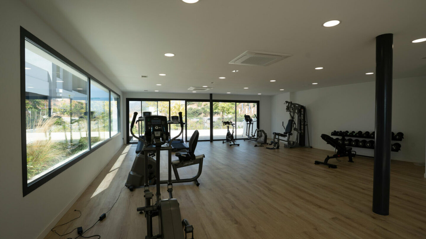 FOR SALE 🏡 Brand-New Furnished Three-Bedroom Apartment with Sea-View Terrace – Altos de los Monteros, Marbella East 🇪🇸