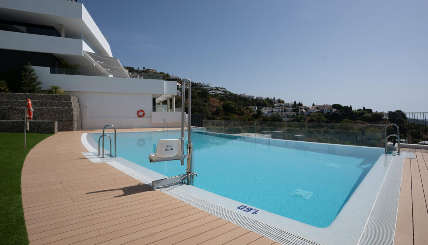 FOR SALE 🏡 Brand-New Furnished Three-Bedroom Apartment with Sea-View Terrace – Altos de los Monteros, Marbella East 🇪🇸