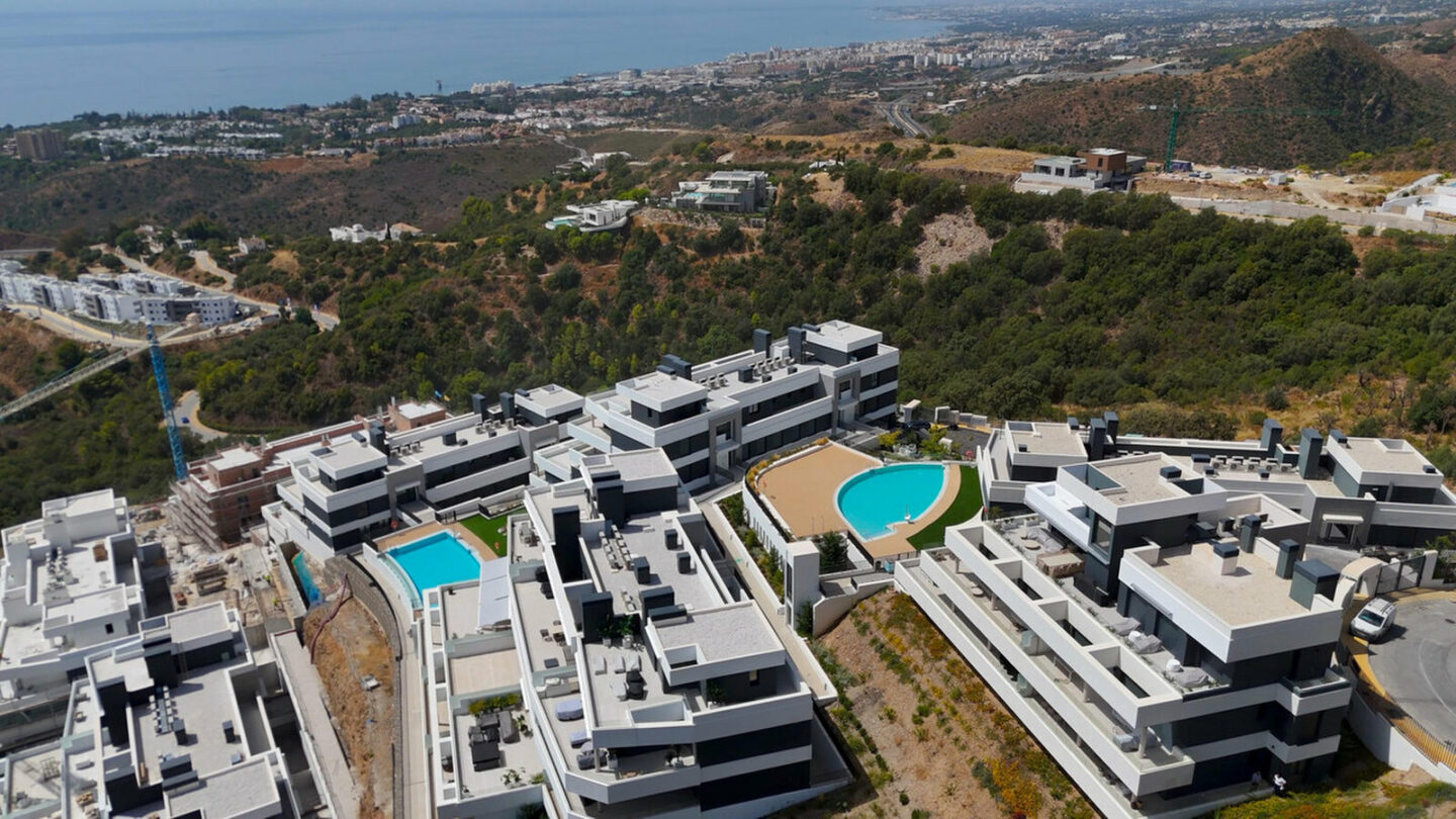 FOR SALE 🏡 Brand-New Furnished Three-Bedroom Apartment with Sea-View Terrace – Altos de los Monteros, Marbella East 🇪🇸