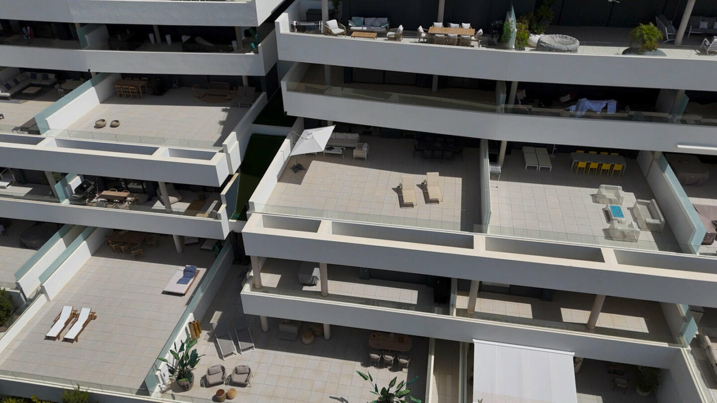 FOR SALE 🏡 Brand-New Furnished Three-Bedroom Apartment with Sea-View Terrace – Altos de los Monteros, Marbella East 🇪🇸