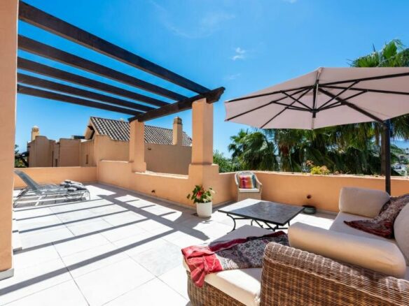 FOR SALE 🏡 Refurbished Duplex Penthouse with Jacuzzi, Sauna and 150 m² of Terraces – El Campanario, Estepona 🇪🇸