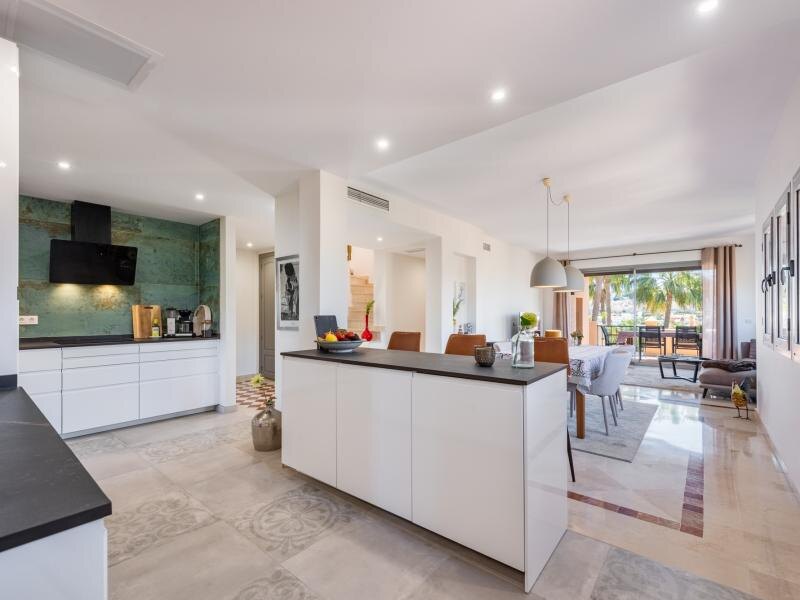 FOR SALE 🏡 Refurbished Duplex Penthouse with Jacuzzi, Sauna and 150 m² of Terraces – El Campanario, Estepona 🇪🇸