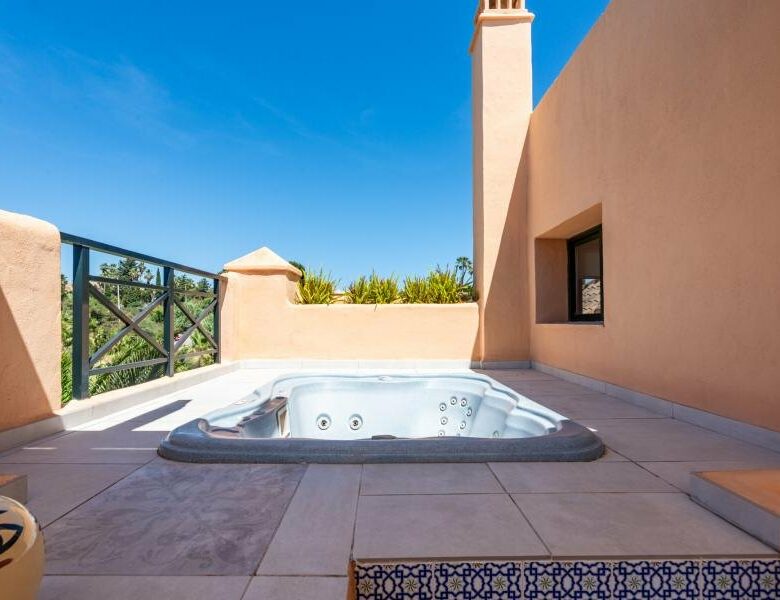 FOR SALE 🏡 Refurbished Duplex Penthouse with Jacuzzi, Sauna and 150 m² of Terraces – El Campanario, Estepona 🇪🇸