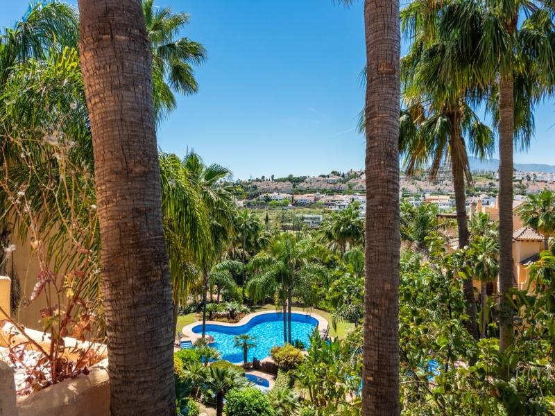 FOR SALE 🏡 Refurbished Duplex Penthouse with Jacuzzi, Sauna and 150 m² of Terraces – El Campanario, Estepona 🇪🇸