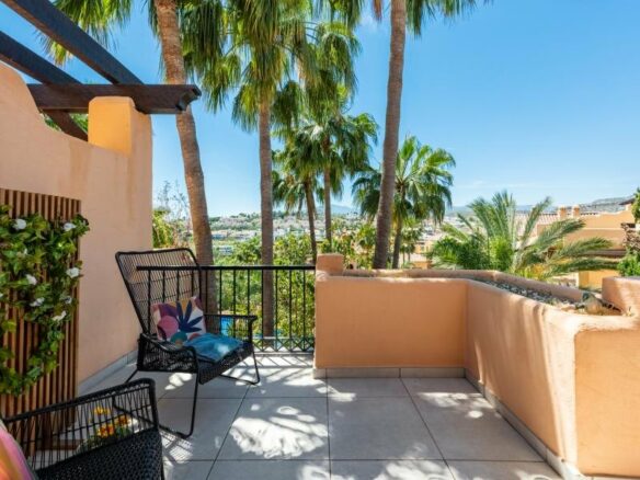 FOR SALE 🏡 Refurbished Duplex Penthouse with Jacuzzi, Sauna and 150 m² of Terraces – El Campanario, Estepona 🇪🇸