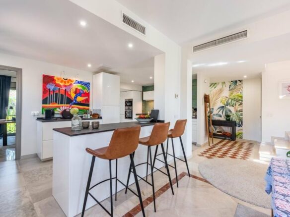 FOR SALE 🏡 Refurbished Duplex Penthouse with Jacuzzi, Sauna and 150 m² of Terraces – El Campanario, Estepona 🇪🇸