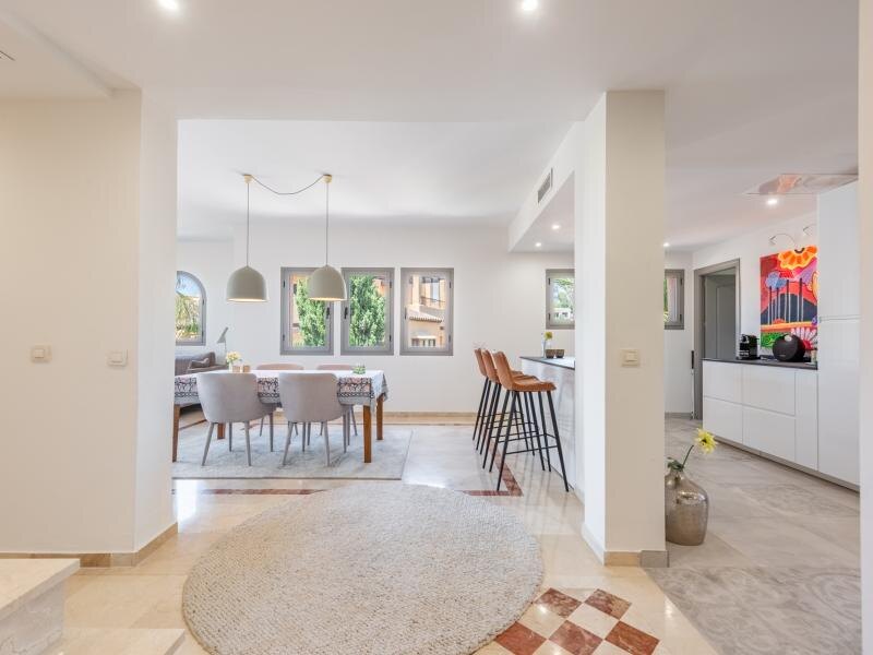 FOR SALE 🏡 Refurbished Duplex Penthouse with Jacuzzi, Sauna and 150 m² of Terraces – El Campanario, Estepona 🇪🇸