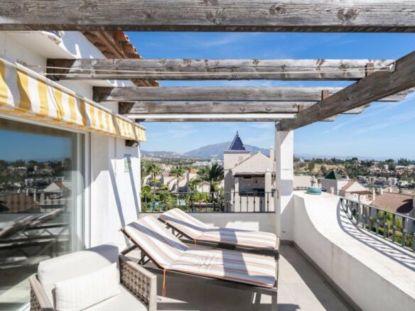 FOR SALE 🏡 Renovated Three-Bedroom Penthouse with Sea and Mountain Views – El Paraíso, Estepona 🇪🇸