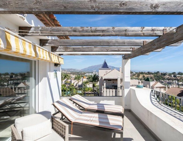 FOR SALE 🏡 Renovated Three-Bedroom Penthouse with Sea and Mountain Views – El Paraíso, Estepona 🇪🇸