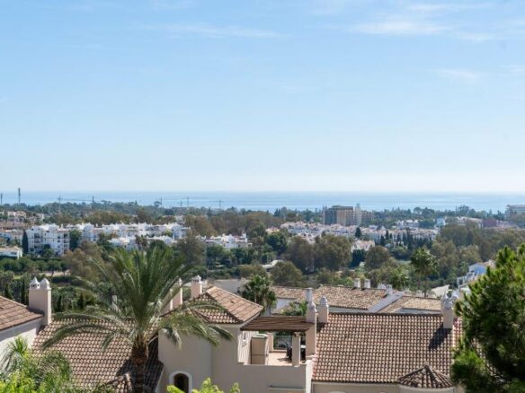 FOR SALE 🏡 Renovated Three-Bedroom Penthouse with Sea and Mountain Views – El Paraíso, Estepona 🇪🇸