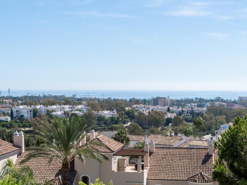 FOR SALE 🏡 Renovated Three-Bedroom Penthouse with Sea and Mountain Views – El Paraíso, Estepona 🇪🇸