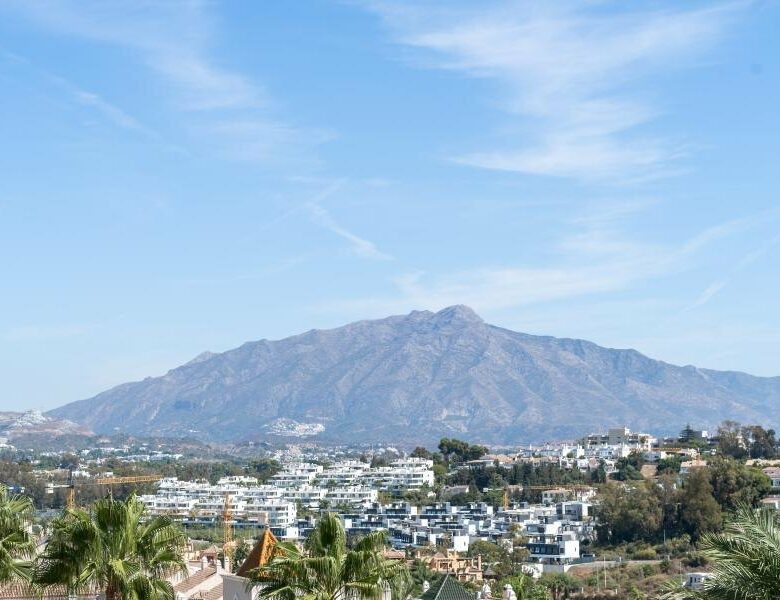 FOR SALE 🏡 Renovated Three-Bedroom Penthouse with Sea and Mountain Views – El Paraíso, Estepona 🇪🇸