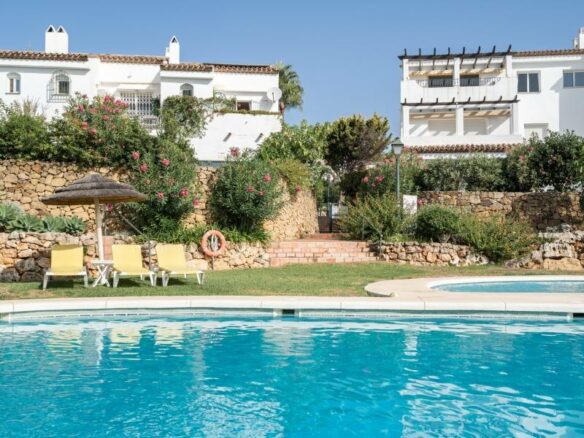 FOR SALE 🏡 Renovated Three-Bedroom Penthouse with Sea and Mountain Views – El Paraíso, Estepona 🇪🇸