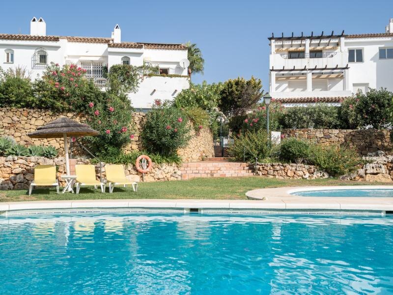 FOR SALE 🏡 Renovated Three-Bedroom Penthouse with Sea and Mountain Views – El Paraíso, Estepona 🇪🇸