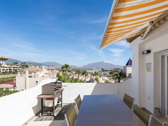 FOR SALE 🏡 Renovated Three-Bedroom Penthouse with Sea and Mountain Views – El Paraíso, Estepona 🇪🇸