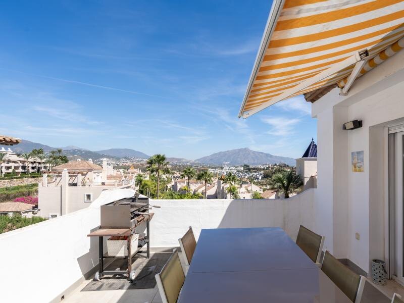 FOR SALE 🏡 Renovated Three-Bedroom Penthouse with Sea and Mountain Views – El Paraíso, Estepona 🇪🇸
