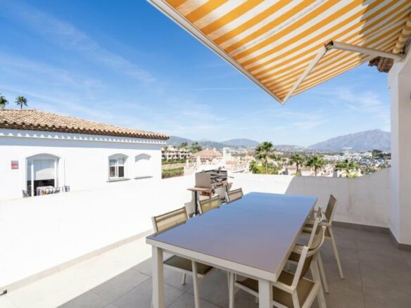 FOR SALE 🏡 Renovated Three-Bedroom Penthouse with Sea and Mountain Views – El Paraíso, Estepona 🇪🇸