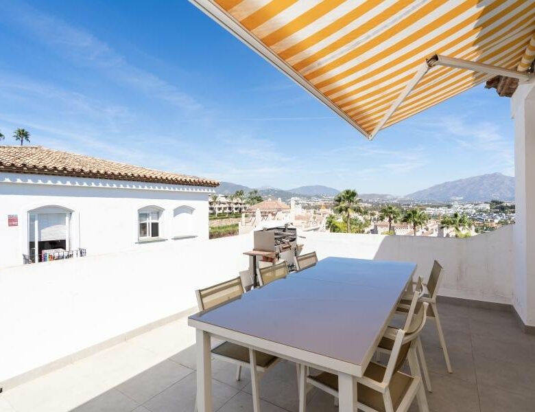 FOR SALE 🏡 Renovated Three-Bedroom Penthouse with Sea and Mountain Views – El Paraíso, Estepona 🇪🇸