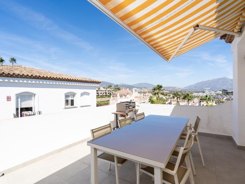 FOR SALE 🏡 Renovated Three-Bedroom Penthouse with Sea and Mountain Views – El Paraíso, Estepona 🇪🇸