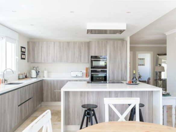 FOR SALE 🏡 Renovated Three-Bedroom Penthouse with Sea and Mountain Views – El Paraíso, Estepona 🇪🇸