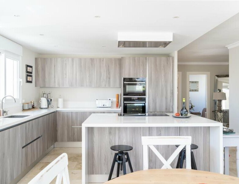 FOR SALE 🏡 Renovated Three-Bedroom Penthouse with Sea and Mountain Views – El Paraíso, Estepona 🇪🇸