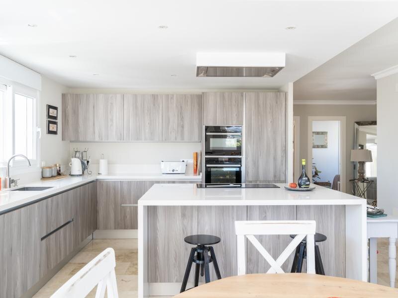 FOR SALE 🏡 Renovated Three-Bedroom Penthouse with Sea and Mountain Views – El Paraíso, Estepona 🇪🇸