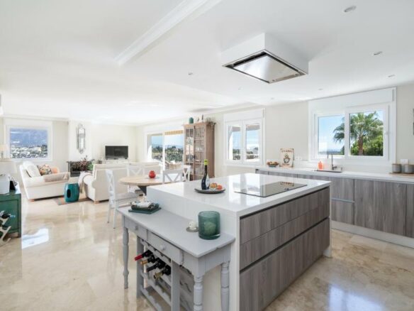 FOR SALE 🏡 Renovated Three-Bedroom Penthouse with Sea and Mountain Views – El Paraíso, Estepona 🇪🇸