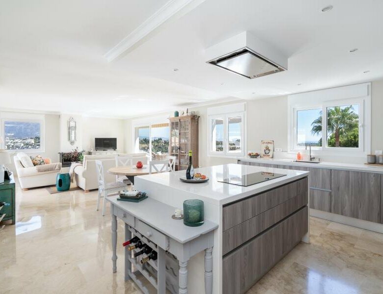 FOR SALE 🏡 Renovated Three-Bedroom Penthouse with Sea and Mountain Views – El Paraíso, Estepona 🇪🇸