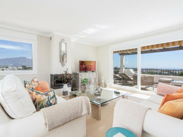 FOR SALE 🏡 Renovated Three-Bedroom Penthouse with Sea and Mountain Views – El Paraíso, Estepona 🇪🇸