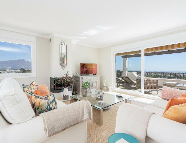 FOR SALE 🏡 Renovated Three-Bedroom Penthouse with Sea and Mountain Views – El Paraíso, Estepona 🇪🇸