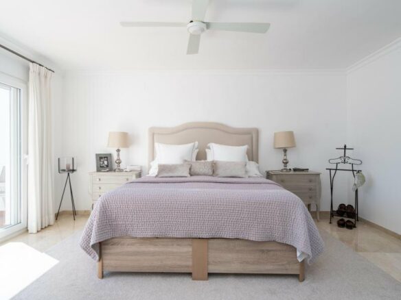 FOR SALE 🏡 Renovated Three-Bedroom Penthouse with Sea and Mountain Views – El Paraíso, Estepona 🇪🇸