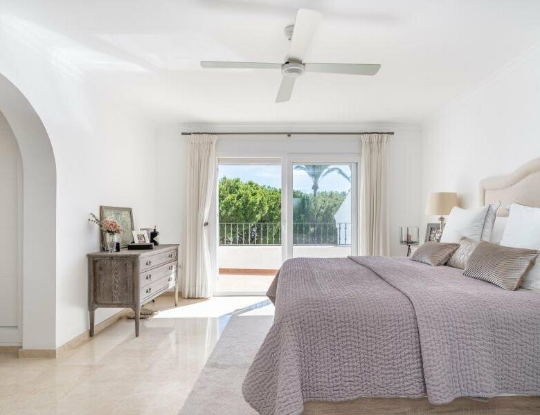 FOR SALE 🏡 Renovated Three-Bedroom Penthouse with Sea and Mountain Views – El Paraíso, Estepona 🇪🇸