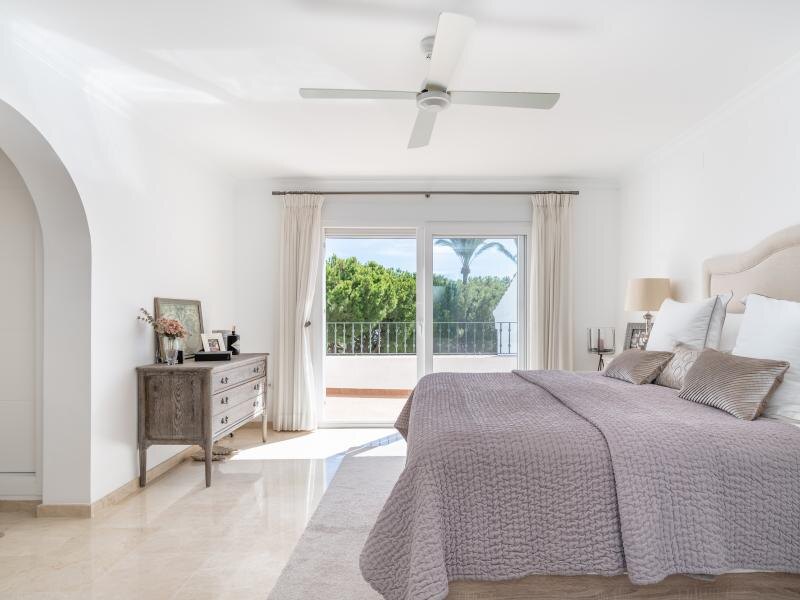 FOR SALE 🏡 Renovated Three-Bedroom Penthouse with Sea and Mountain Views – El Paraíso, Estepona 🇪🇸
