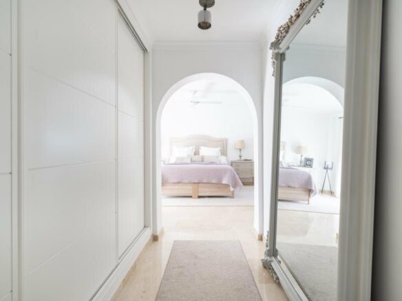 FOR SALE 🏡 Renovated Three-Bedroom Penthouse with Sea and Mountain Views – El Paraíso, Estepona 🇪🇸
