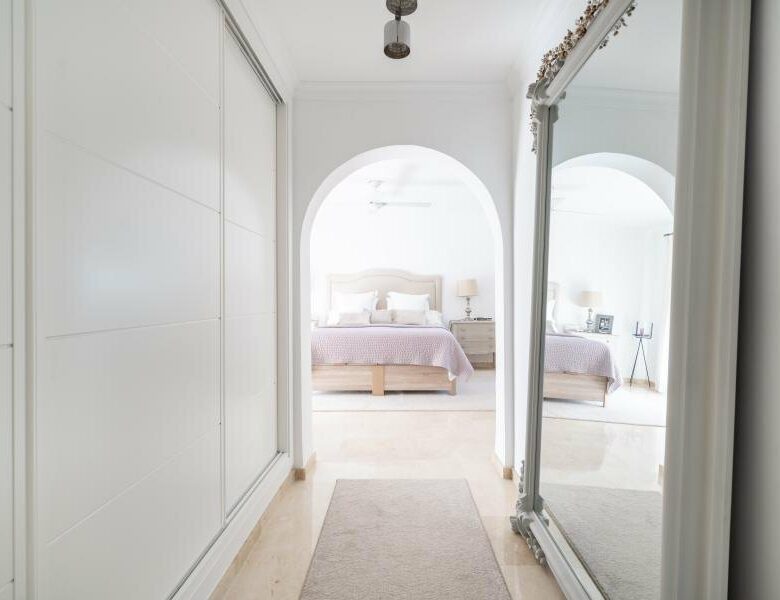 FOR SALE 🏡 Renovated Three-Bedroom Penthouse with Sea and Mountain Views – El Paraíso, Estepona 🇪🇸