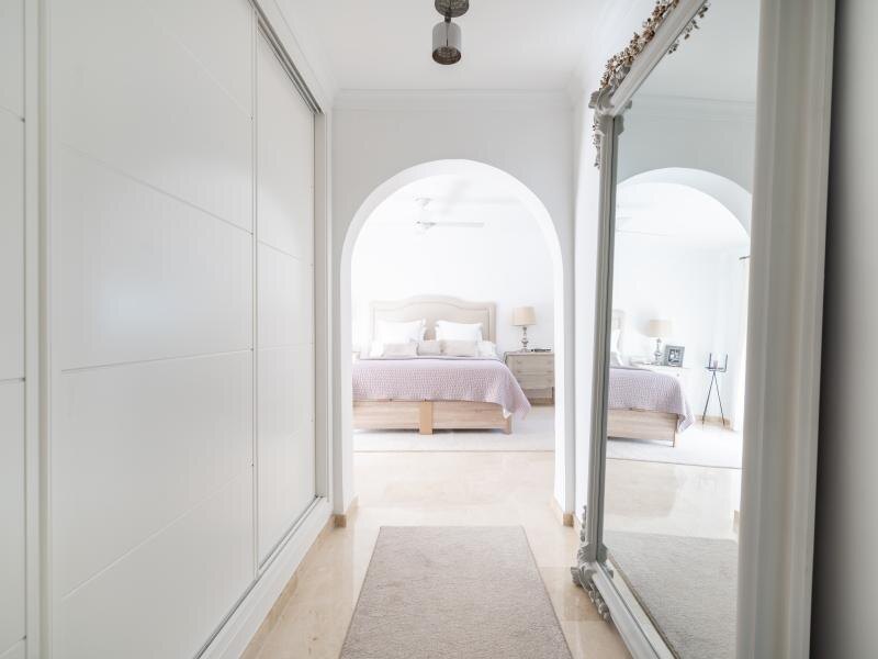 FOR SALE 🏡 Renovated Three-Bedroom Penthouse with Sea and Mountain Views – El Paraíso, Estepona 🇪🇸