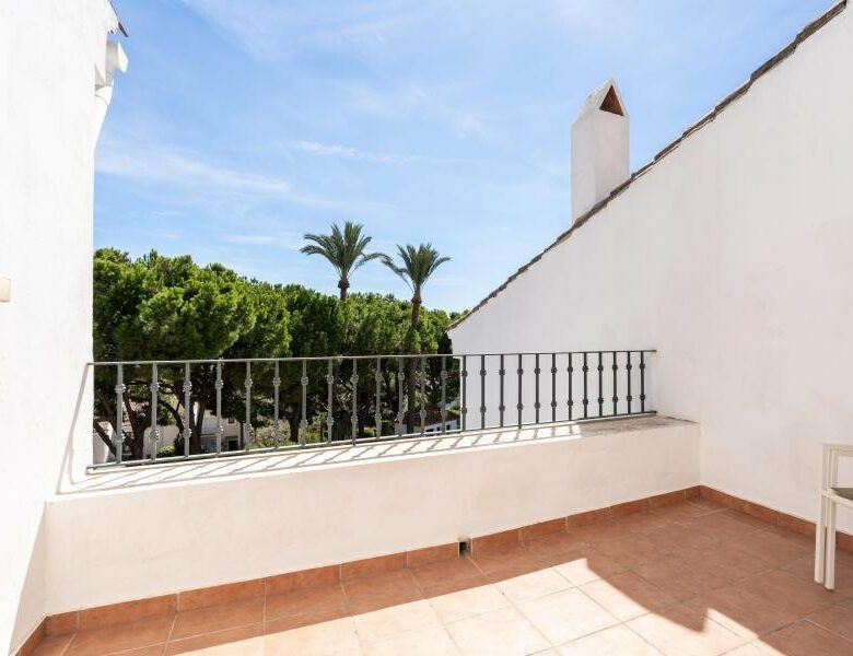 FOR SALE 🏡 Renovated Three-Bedroom Penthouse with Sea and Mountain Views – El Paraíso, Estepona 🇪🇸