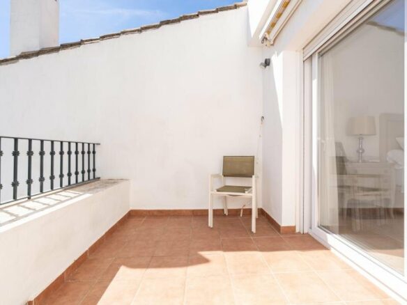 FOR SALE 🏡 Renovated Three-Bedroom Penthouse with Sea and Mountain Views – El Paraíso, Estepona 🇪🇸