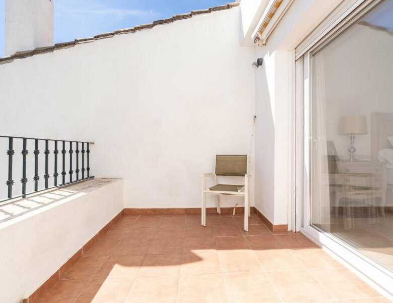 FOR SALE 🏡 Renovated Three-Bedroom Penthouse with Sea and Mountain Views – El Paraíso, Estepona 🇪🇸
