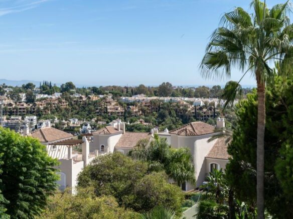 FOR SALE 🏡 Renovated Three-Bedroom Penthouse with Sea and Mountain Views – El Paraíso, Estepona 🇪🇸