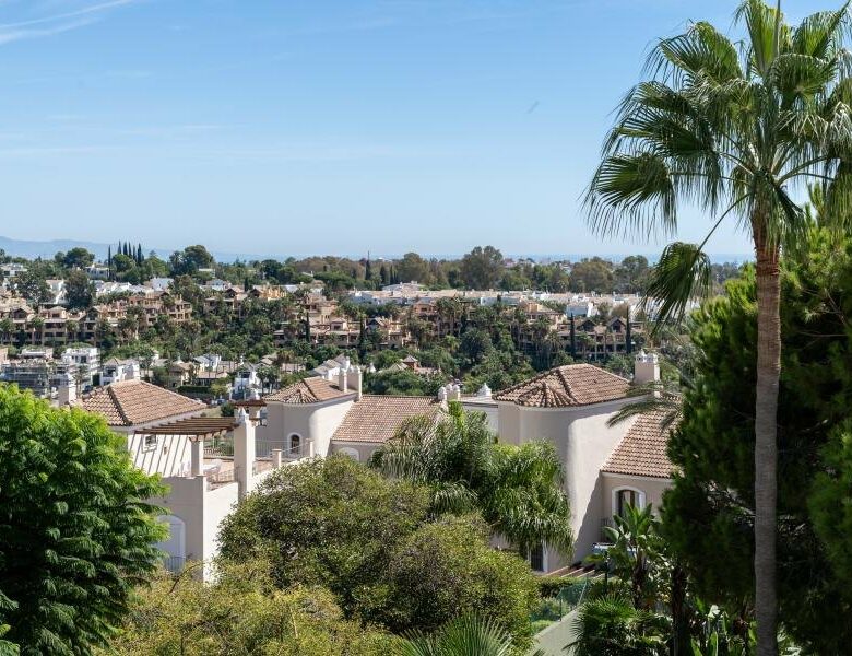 FOR SALE 🏡 Renovated Three-Bedroom Penthouse with Sea and Mountain Views – El Paraíso, Estepona 🇪🇸