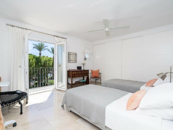 FOR SALE 🏡 Renovated Three-Bedroom Penthouse with Sea and Mountain Views – El Paraíso, Estepona 🇪🇸