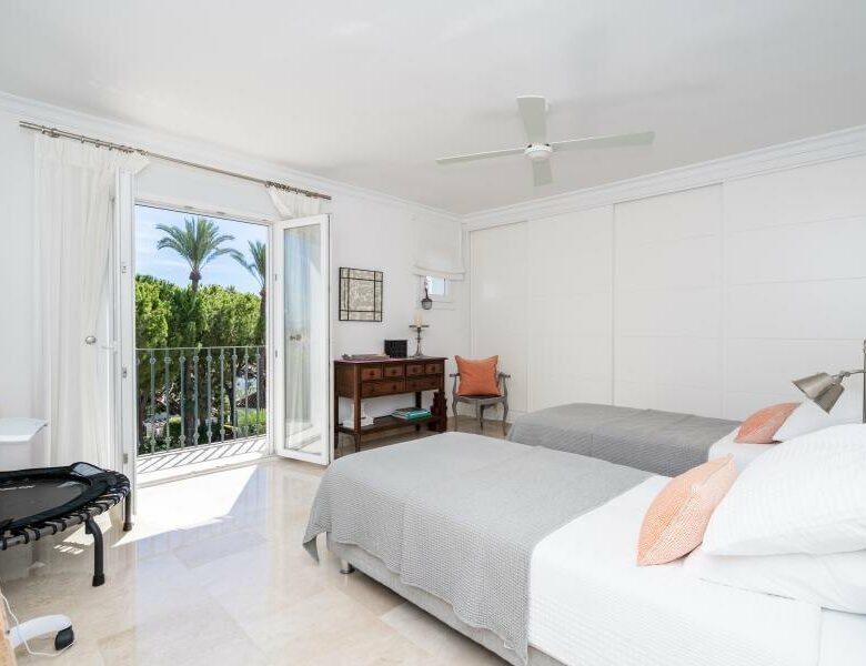FOR SALE 🏡 Renovated Three-Bedroom Penthouse with Sea and Mountain Views – El Paraíso, Estepona 🇪🇸