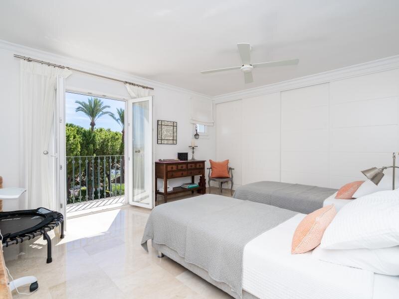 FOR SALE 🏡 Renovated Three-Bedroom Penthouse with Sea and Mountain Views – El Paraíso, Estepona 🇪🇸